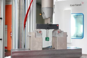 Ensayo de mecánica de fractura para la determinación de KIC sobre probeta SEB con extensómetro COD. 